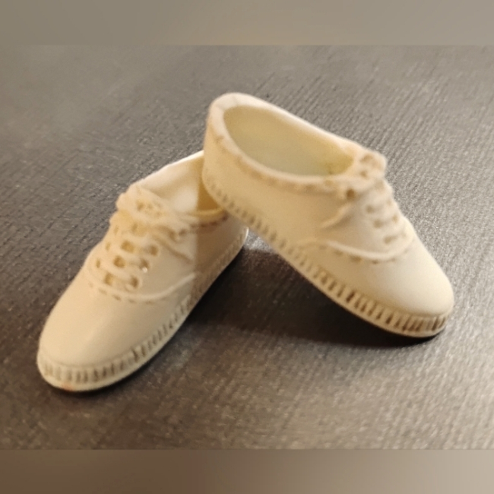 vintage Barbie 1960's skipper Japan white squishy shoes in good preloved condit